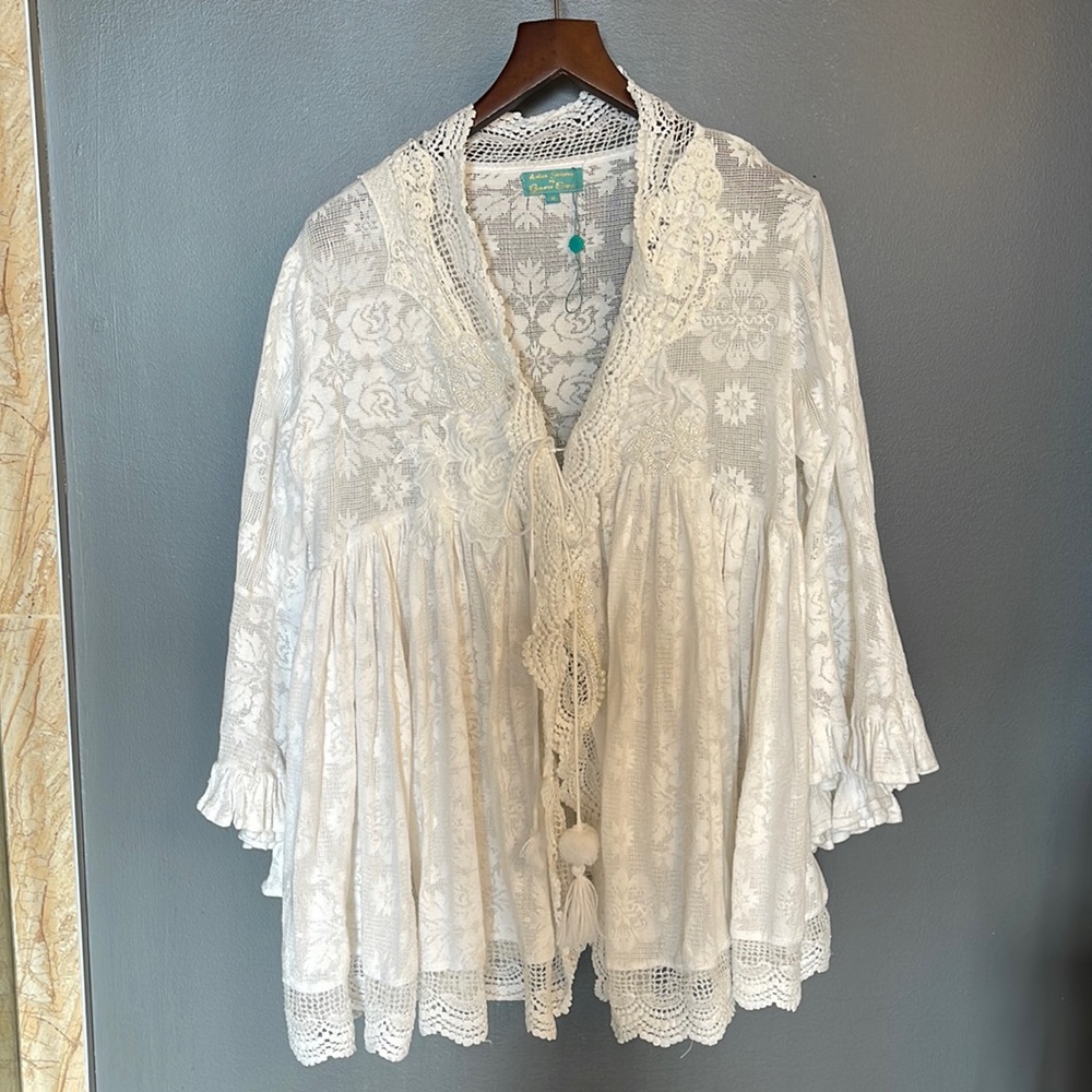 Very pretty blousy shirt size medium purchased in Greece, excellent condition